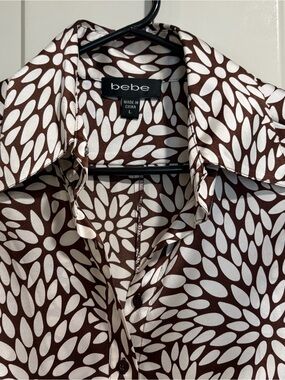 Bebe Amanda Brown and White Floral-Print Stretch Silk Satin Blouse